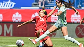 المكسيكية غريتا إسبينوزا، على اليمين، تتحدى الكندية أوليفيا سميث (26 عامًا) خلال النصف الأول من مباراة كرة قدم دولية ودية في مونتريال، السبت 1 يونيو، 2024. 