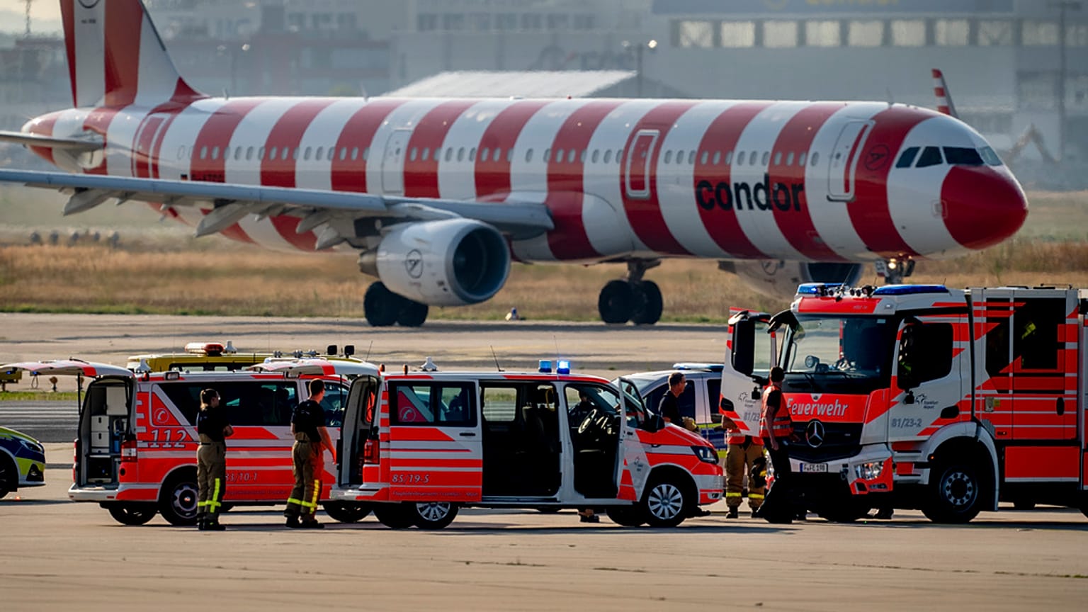 Veículos de emergência e carros da polícia estão parados numa pista do aeroporto de Frankfurt, Alemanha, quinta-feira, 25 de julho de 2024,