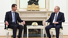 الرئيس السوري بشار الأسد، من اليسار، والرئيس الروسي فلاديمير بوتين يقفان أثناء لقائهما في موسكو، روسيا، الأربعاء 24 يوليو 2024. 