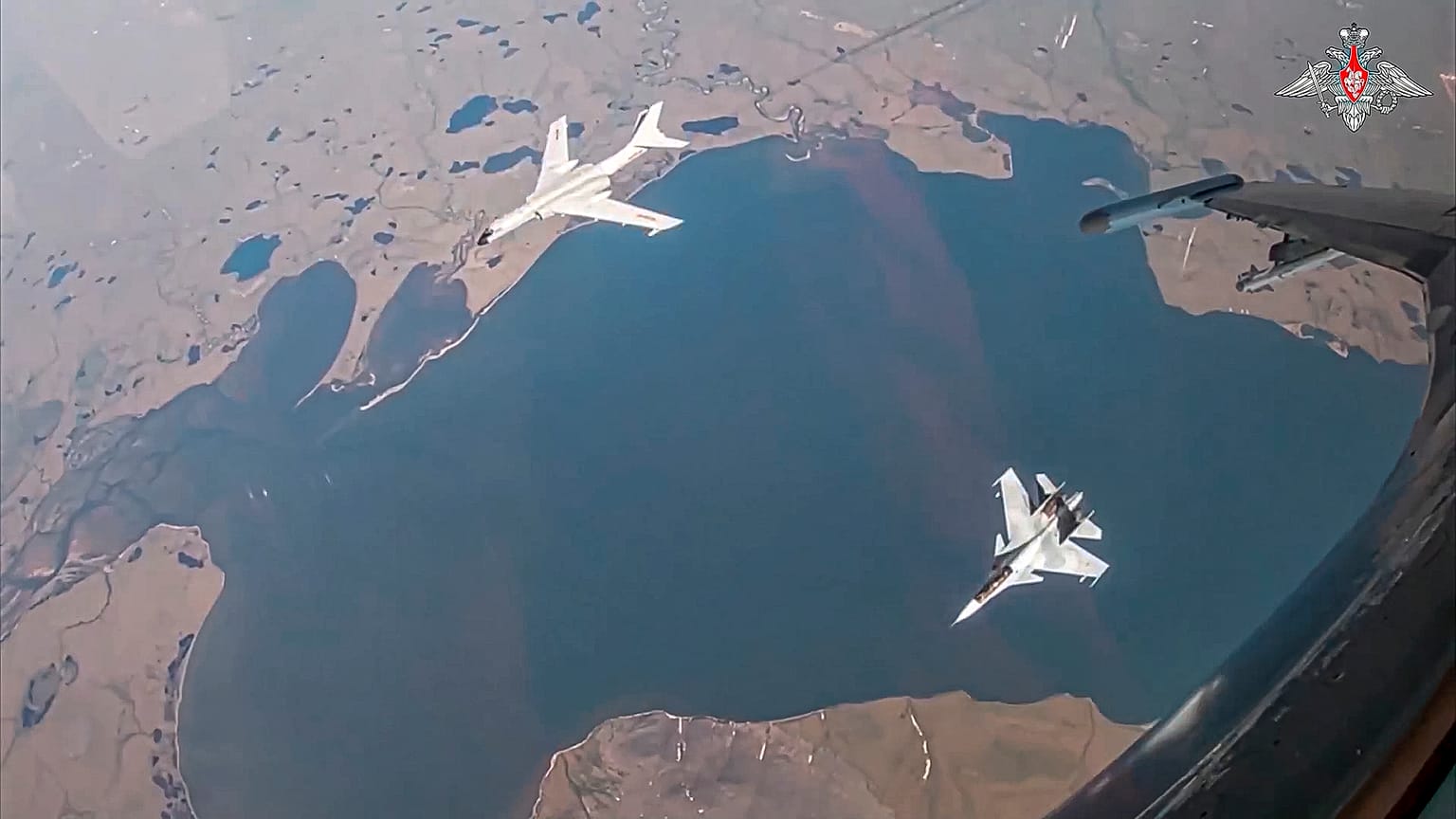 Дальний бомбардировщик H-6K ВВС Китая (слева вверху) в сопровождении истребителя Су-30 ВВС России во время совместного воздушного патрулирования, 25 июля 2024 года.