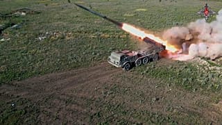 Während das Kriegsgeschehen in der Ukraine an der Front weitergeht, gibt es Forderungen nach einer diplomatischen Lösung.