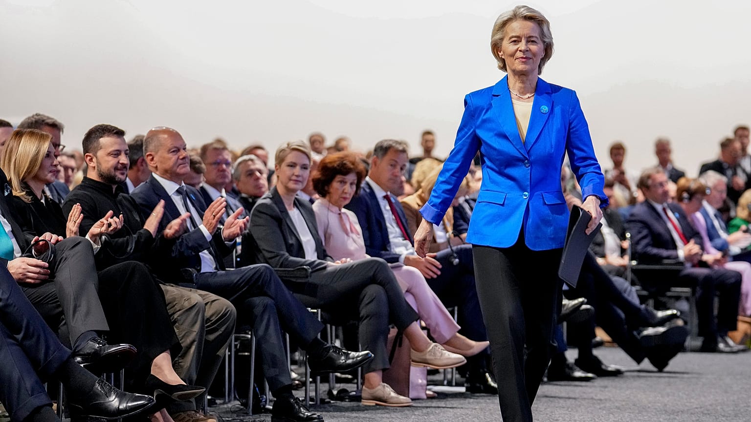 Die Präsidentin der Europäischen Kommission, Ursula von der Leyen, betritt die Bühne während der Eröffnungszeremonie der Genesungskonferenz in Berlin, Deutschland, am 11. Juni 2024. 