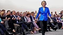 La présidente de la Commission européenne, Ursula von der Leyen, monte sur scène lors de la cérémonie d'ouverture de la conférence sur la relance à Berlin, en Allemagne, le 11 juin 2024. 