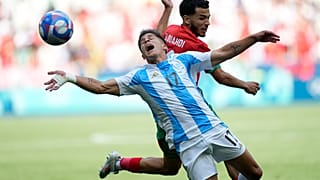 اللاعب الأرجنتيني جوليانو سيميوني في المقدمة واللاعب المغربي زكريا الواحدي يتصارعان على الكرة خلال مباراة في أولمبياد باريس 2024