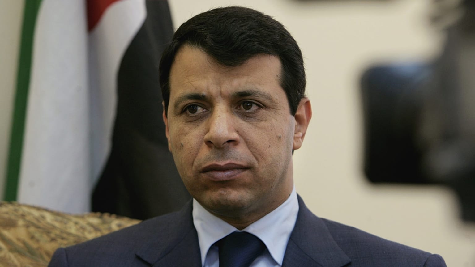 محمد دحلان أثناء مقابلة مع وكالة أسوشيتد برس في مكتبه في مدينة رام الله بالضفة الغربية، الأحد، 24 يونيو، 2007.