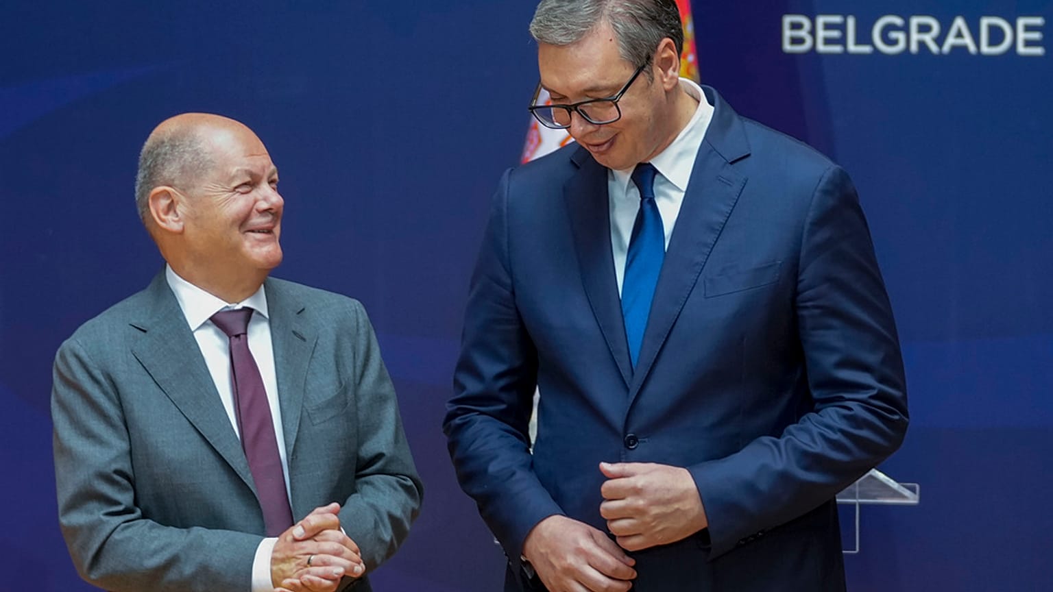 Le chancelier allemand Olaf Scholz, à gauche, et le président serbe Aleksandar Vucic se quittent après une conférence de presse au palais de Serbie à Belgrade, le 19 juillet.