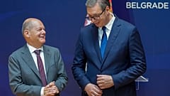 Le chancelier allemand Olaf Scholz, à gauche, et le président serbe Aleksandar Vucic se quittent après une conférence de presse au palais de Serbie à Belgrade, le 19 juillet.