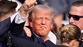 Trump, 13 Temmuz 2024 Cumartesi günü Butler, Pensilvanya'daki bir kampanya etkinliğinde düzenlenen suikast girişiminin ardından görüntüleniyor