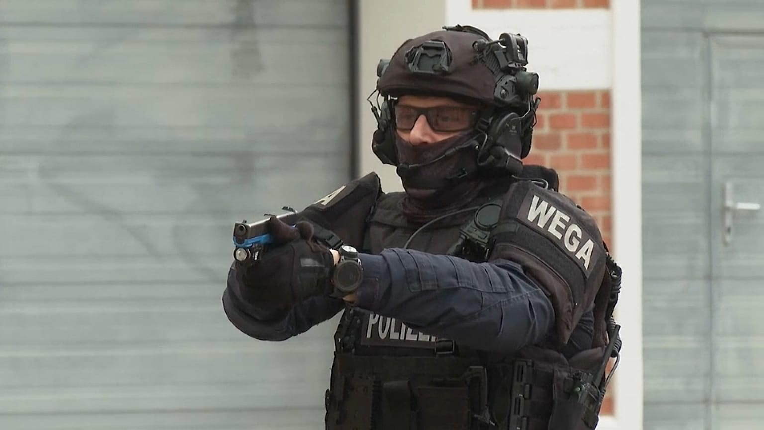 Agente portando un 'taser'