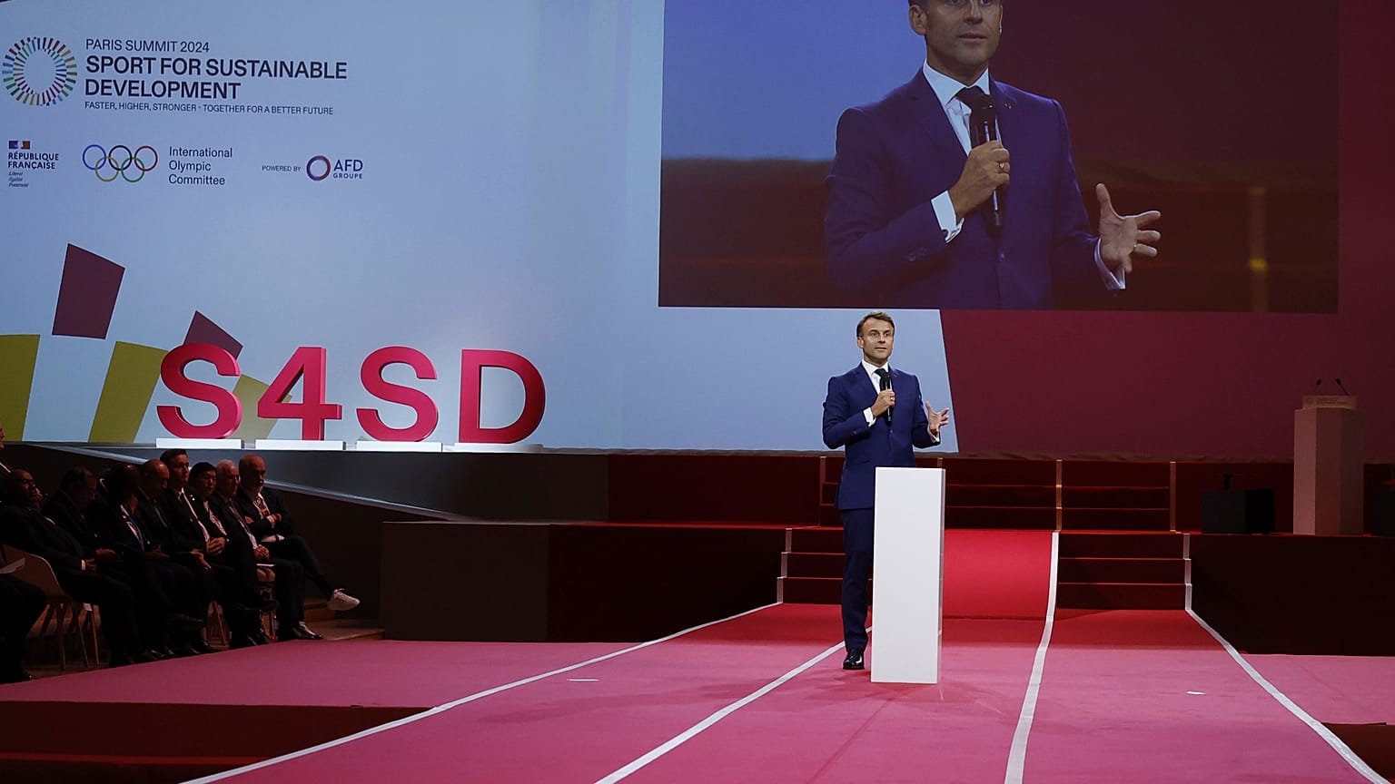 Der französische Staatspräsident Emmanuel Macron spricht während des Gipfeltreffens "Sport für nachhaltige Entwicklung" auf dem Pariser Olympiagelände am 25. Juli 2024 zu den Teilnehmern.