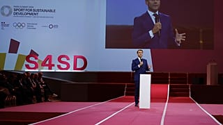 Emmanuel Macron francia elnök beszédet mond a közönségnek a Sport a fenntartható fejlődésért csúcstalálkozón a párizsi olimpián, 2024. július 25-én.