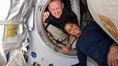 Boeing Mürettebat Uçuş Testi astronotları Butch Wilmore, solda ve Suni Williams UUİ'de bir portre için poz veriyor.