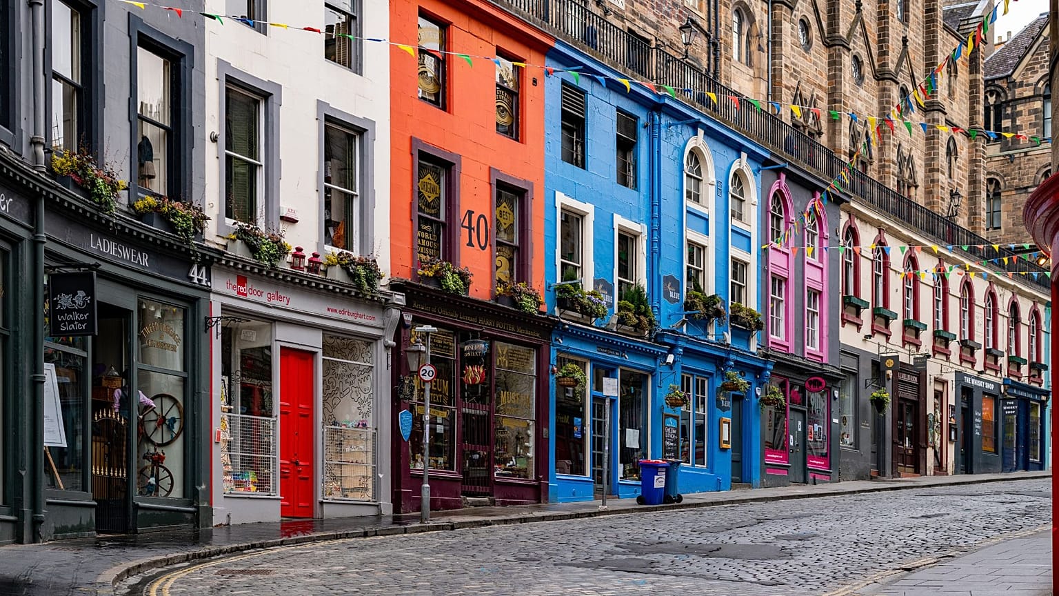 La colorata Victoria Street di Edimburgo.
