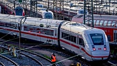 Un empleado de Deutsche Bahn camina junto a los trenes ICE que están estacionados cerca de la estación central de trenes de Frankfurt, Alemania, el lunes 27 de marzo de 2023.