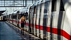 SYMBOLFOTO. Ein ICE-Schnellzug steht am Dienstag, dem 25. Juni 2024, abfahrbereit im Hauptbahnhof Frankfurt, Deutschland.
