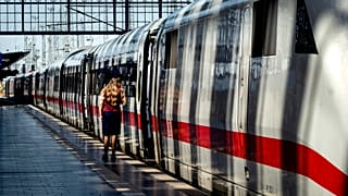 SYMBOLFOTO. Ein ICE-Schnellzug steht am Dienstag, dem 25. Juni 2024, abfahrbereit im Hauptbahnhof Frankfurt, Deutschland.