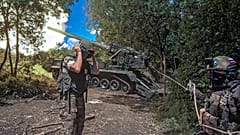 Orosz katonák tüzelnek egy 2S7M Malka önjáró ágyúval