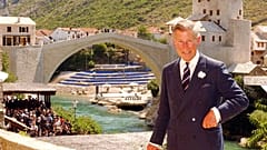 Britanya Kralı III. Charles, Galler Prensi olduğu dönemde yeniden restore edilen Mostar Köprüsü'nün önünde duruyor, 23 Temmuz 2004