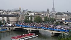 Espectadores esperan el inicio de la ceremonia de apertura de los Juegos Olímpicos de Verano 2024 en París, Francia, viernes 26 de julio de 2024.