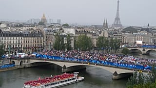 Espectadores esperan el inicio de la ceremonia de apertura de los Juegos Olímpicos de Verano 2024 en París, Francia, viernes 26 de julio de 2024.