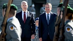 El ministro alemán de Defensa, Boris Pistorius, a la derecha, recibe a su homólogo israelí, Joav Galant, con honores militares en Berlín, Alemania, el jueves 28 de septiembre. 2023