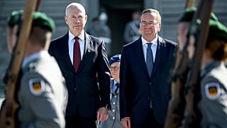 El ministro alemán de Defensa, Boris Pistorius, a la derecha, recibe a su homólogo israelí, Joav Galant, con honores militares en Berlín, Alemania, el jueves 28 de septiembre. 2023