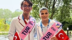 Mete Gazoz ve Busenaz Sürmeli Paris 2024'ün açılış seremonisinde.