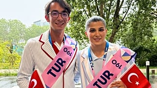 Mete Gazoz ve Busenaz Sürmeli Paris 2024'ün açılış seremonisinde.