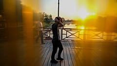 رجل يمشي في يوم صيفي حار في سريناغار، كشمير الخاضعة للسيطرة الهندية، الخميس 25 يوليو 2024