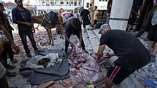آثار القصف الذي استهدف مدرسة في دير البلح وقتل 30 فلسطينيا على الأقل وأصاب أكثر من مئة آخرين بتاريخ 27 تموز 2024 