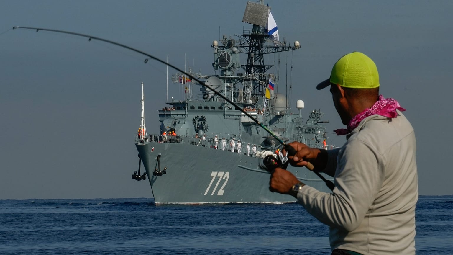 Ein Fischer wickelt seine Angelrute auf, als das Patrouillenboot "Neustraschimy" zu einem "Arbeitsbesuch" in Havanna einläuft, 27. Juli 2024
