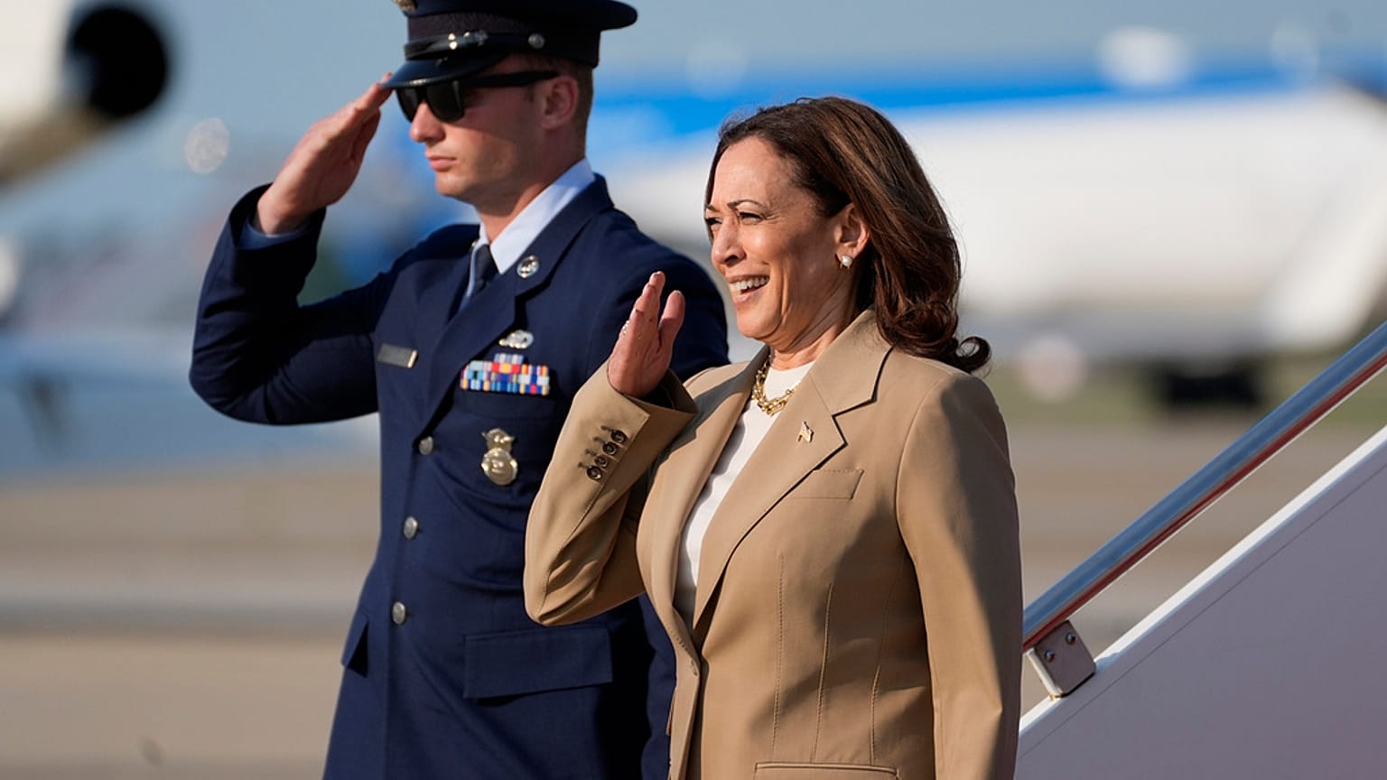 ABD Başkan Yardımcısı Kamala Harris, Massachusetts'teki Westfield-Barnes Bölge Havaalanı'nda çekilmiş bir fotoğrafı, 27 Temmuz 2024