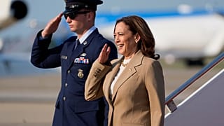 ABD Başkan Yardımcısı Kamala Harris, Massachusetts'teki Westfield-Barnes Bölge Havaalanı'nda çekilmiş bir fotoğrafı, 27 Temmuz 2024