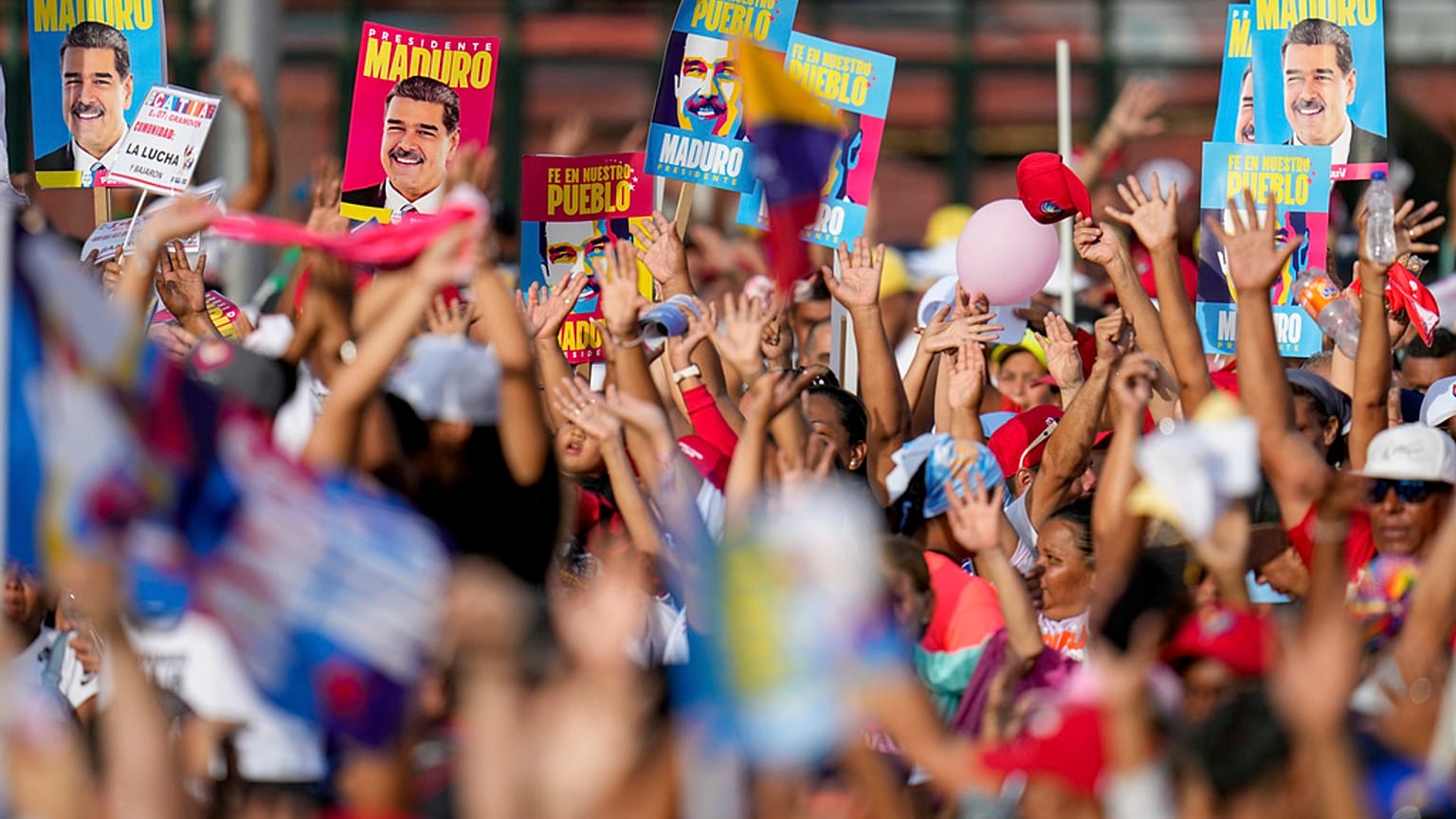 Başkent Karakas'ta düzenlenen bir mitingde insanlar Maduro'nun posterlerini taşıyor, 25 Temmuz 2024