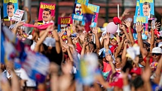 Başkent Karakas'ta düzenlenen bir mitingde insanlar Maduro'nun posterlerini taşıyor, 25 Temmuz 2024