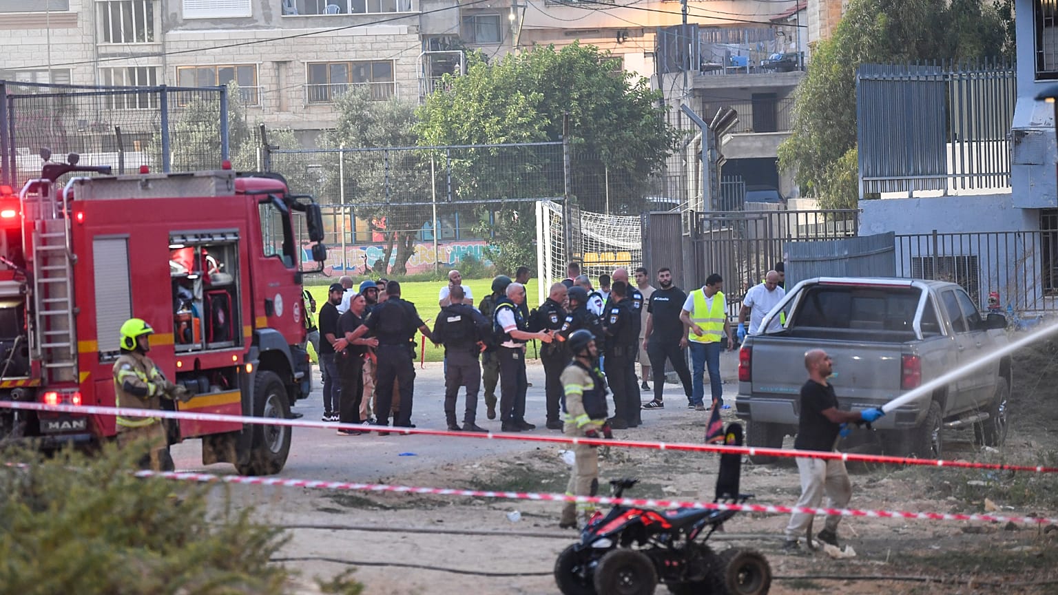 ضباط الشرطة الإسرائيلية ورجال الإطفاء الإسرائيليون يعملون في موقع هجوم صاروخي في مجدل شمس، في مرتفعات الجولان التي تسيطر عليها إسرائيل، السبت، 27 يوليو / تموز 2024