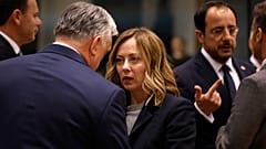 رئيسة وزراء إيطاليا جيورجيا ميلوني، في الوسط، تتحدث مع رئيس وزراء المجر فيكتور أوربان، إلى اليسار، خلال اجتماع مائدة مستديرة في قمة الاتحاد الأوروبي في بروكسل