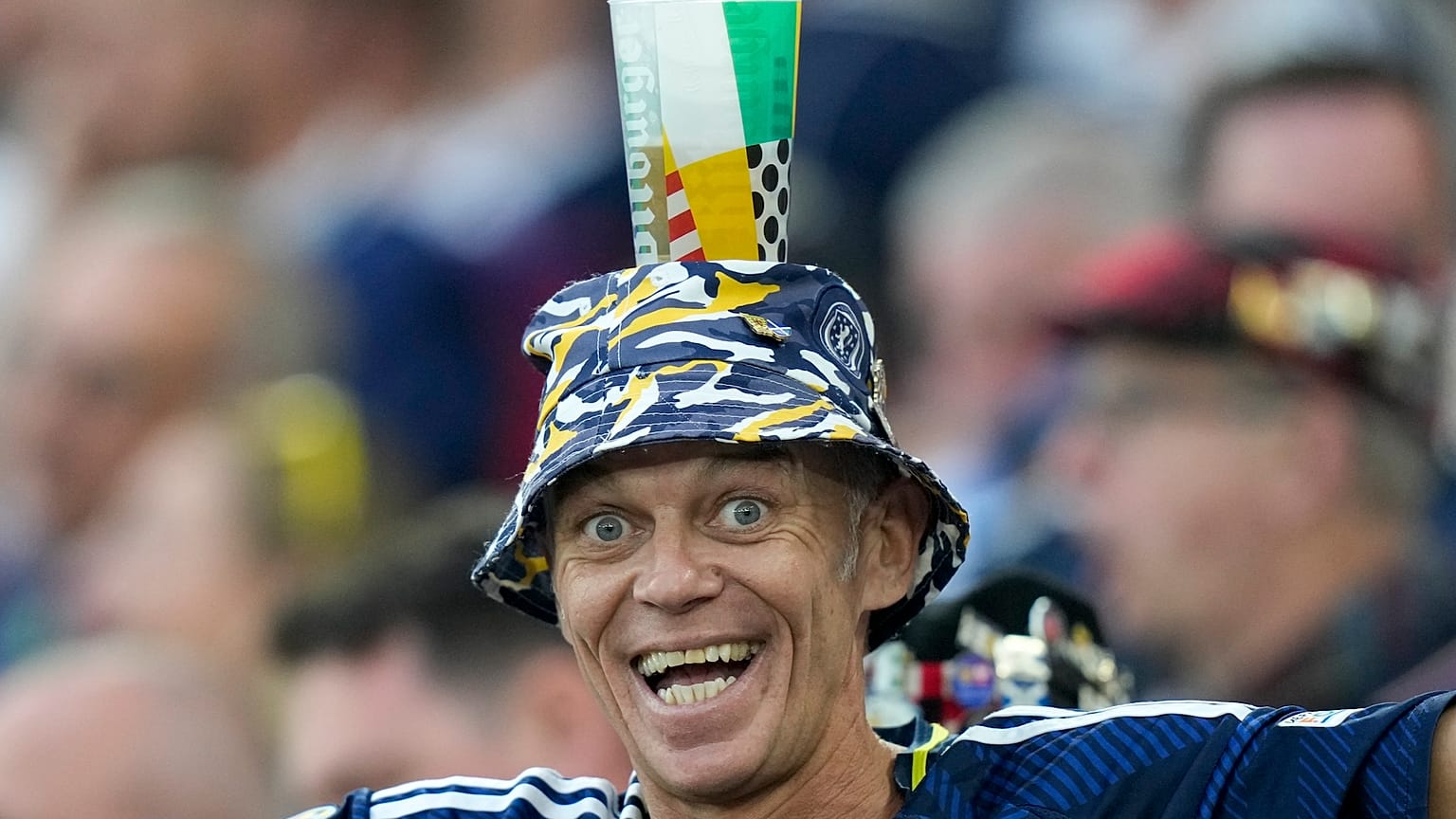 Um adepto escocês equilibra um copo de cerveja na cabeça antes de um jogo do Grupo A entre a Escócia e a Hungria no torneio de futebol Euro 2024 em Estugarda, Alemanha