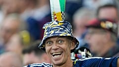 Ein schottischer Fan balanciert einen Bierbecher auf seinem Kopf vor dem Spiel der Gruppe A zwischen Schottland und Ungarn bei der Fußball-Europameisterschaft 2024 in Stuttgart, Deutschland