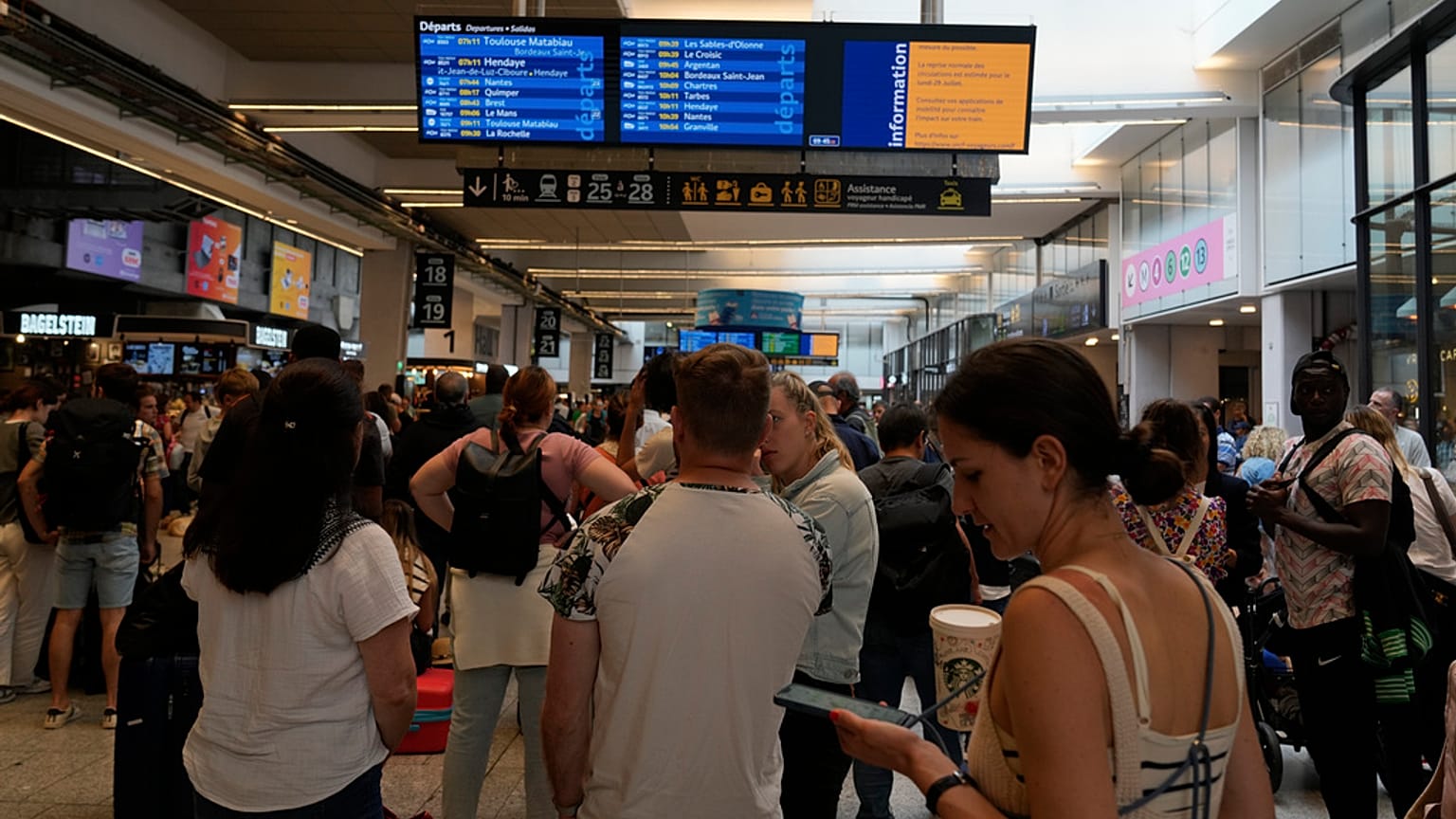 Utasok a párizsi Gare de Montparnasse pályaudvaron 2024. július 26-án