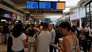 Utasok a párizsi Gare de Montparnasse pályaudvaron 2024. július 26-án