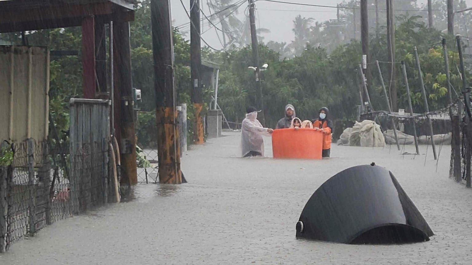 Un glissement de terrain bloque une route dans la province centrale du Hunan en Chine.