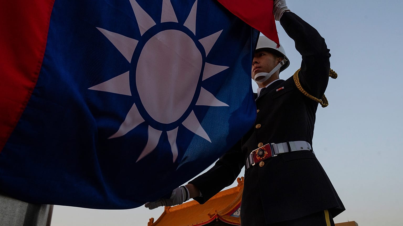 Una guardia d'onore partecipa alla cerimonia di abbassamento della bandiera presso il Chiang Kai Shek Memorial Hall di Taipei, 12 gennaio 2024.