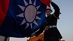 Uma guarda de honra participa numa cerimónia de arriar a bandeira no Memorial de  Chiang Kai Shek em Taipé, 12 de janeiro de 2024
