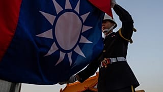 Uma guarda de honra participa numa cerimónia de arriar a bandeira no Memorial de Chiang Kai Shek em Taipé, 12 de janeiro de 2024