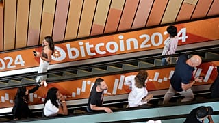 Le persone arrivano alla conferenza Bitcoin 2024 sabato 24 luglio 2024 a Nashville, Tenn.