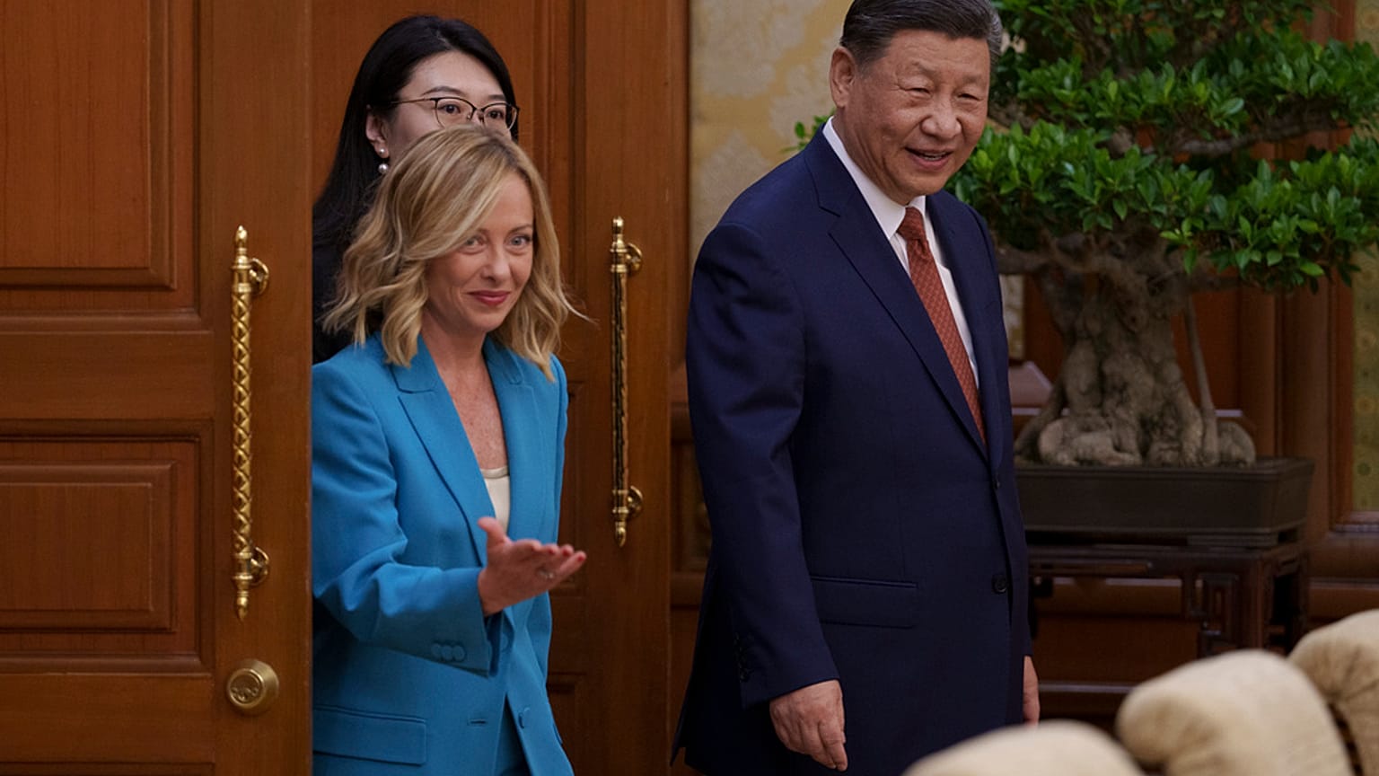 Presidente chinês Xi Jinping com a primeira-ministra italiana Giorgia Meloni, para uma reunião na Diaoyutai State Guesthouse em Pequim, China, 29 de julho de 2024 