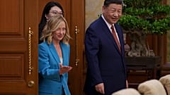 Chinesischer Präsident Xi Jinping, rechts, geht mit der italienischen Premierministerin Giorgia Meloni, links, für ein Treffen im Diaoyutai State Guesthouse in Beijing, China, am Montag, 29. Juli 2024, spazieren.