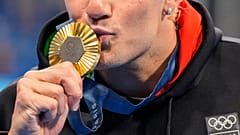 Der italienische Goldmedaillengewinner Nicolo Martinenghi posiert nach dem 100-Meter-Brustschwimmen-Finale der Männer bei den Olympischen Sommerspielen 2024, 28. Juli 2024
