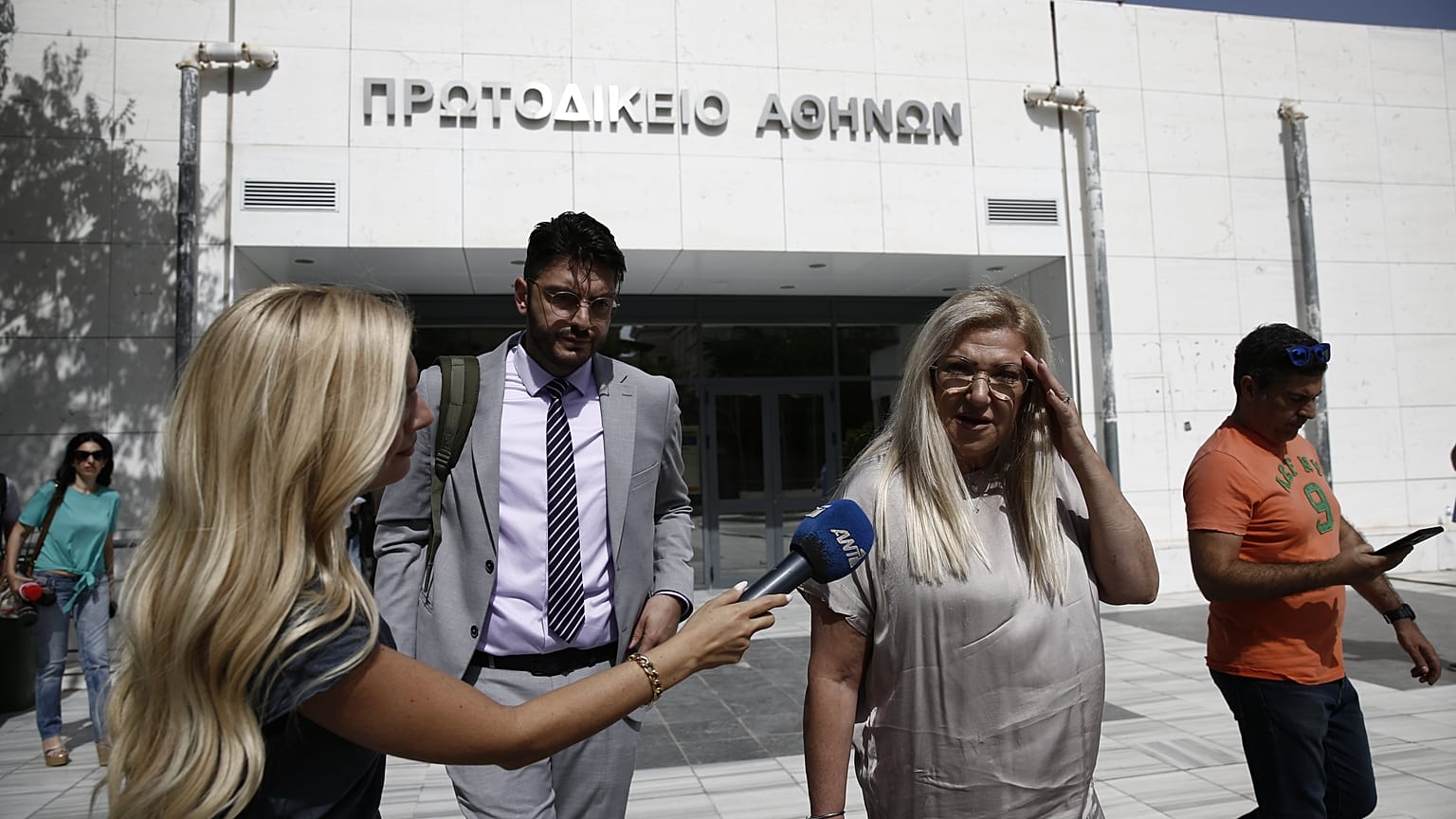 	Η σύζυγος του δολοφονημένου δημοσιογράφου Γιώργου Καραϊβάζ, Στάθα, εξέρχεται από το Μεικτό Ορκωτό Δικαστήριο της Αθήνας μετά την αναβολή της υπόθεσης